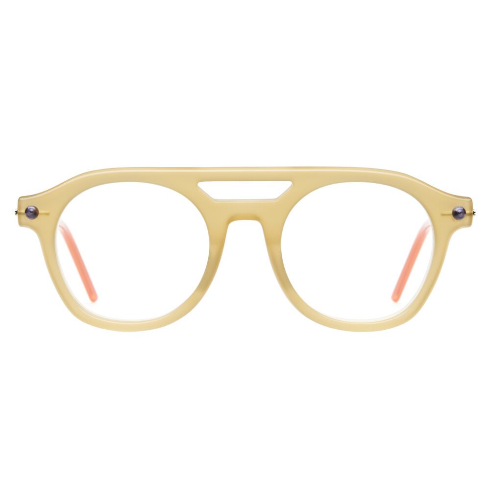 P11 MO_MILK HONEY, CREAM+DARK RED 01