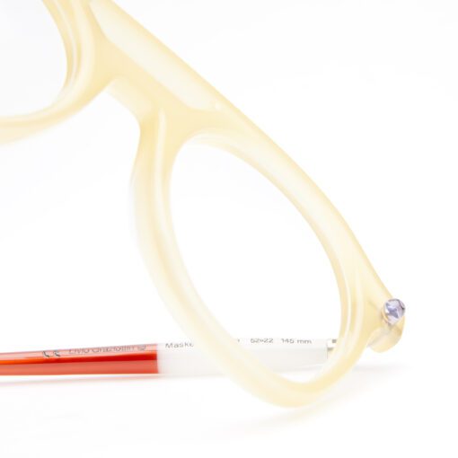 P11 MO_MILKY HONEY, CREAM + DARK RED 03