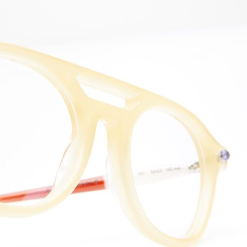 P11 MO_MILKY HONEY, CREAM + DARK RED 04